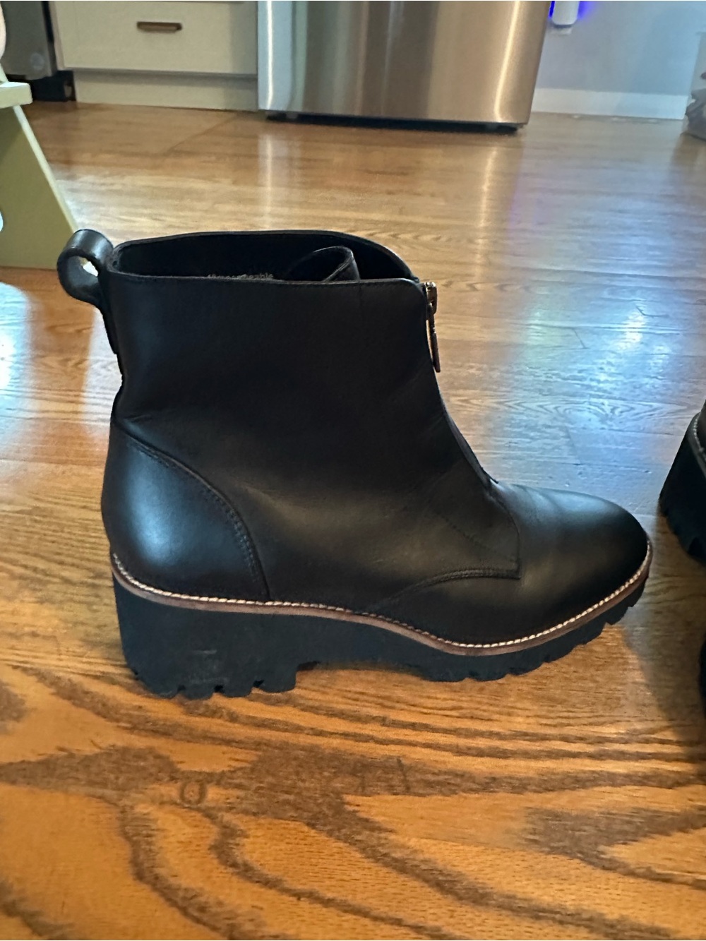 Blondo waterproof zipper bootie in black. Size 10